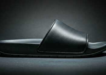 Chinelo slide preto gerado pelo google gemini