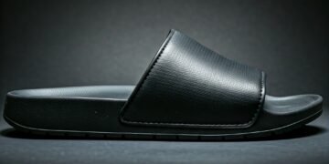 Chinelo slide preto gerado pelo google gemini