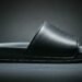 Chinelo slide preto gerado pelo google gemini