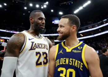 LeBron James e Stephen Curry conversam em tom sorridente após partida entre Los Angeles Lakers x Golden State Warriors