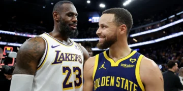 LeBron James e Stephen Curry conversam em tom sorridente após partida entre Los Angeles Lakers x Golden State Warriors