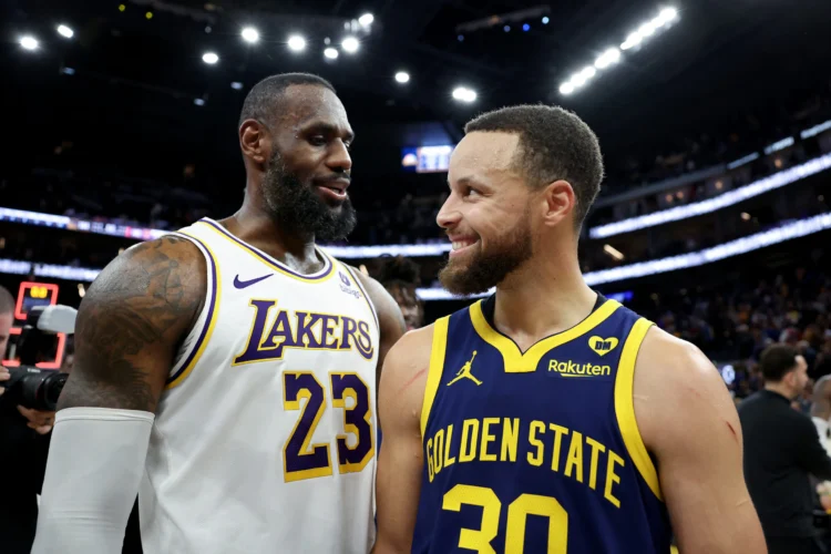 LeBron James e Stephen Curry conversam em tom sorridente após partida entre Los Angeles Lakers x Golden State Warriors