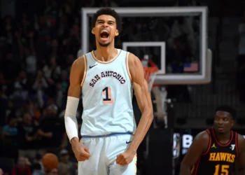 Victor Wembanyama comemorando após jogada bem suceda.