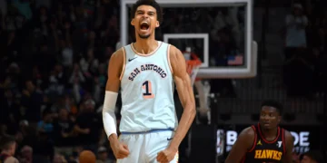 Victor Wembanyama comemorando após jogada bem suceda.