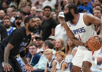 James Hardem enfrentando Kyrie Irving