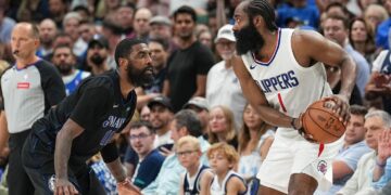 James Hardem enfrentando Kyrie Irving