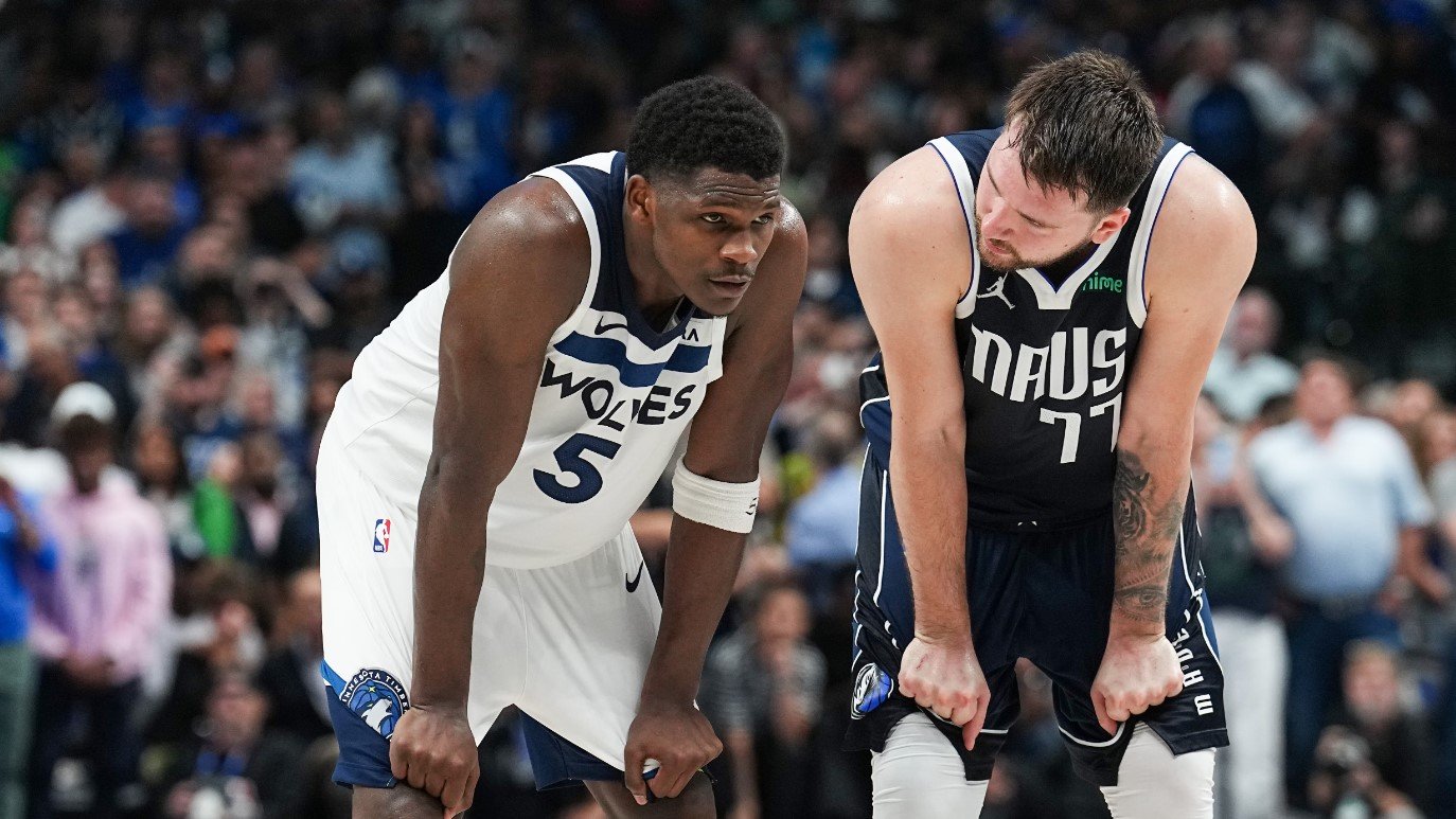 Luka Doncic conversando com Anthony Edwards