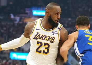 LeBron James e Stephen Curry (foto: NBA.com)