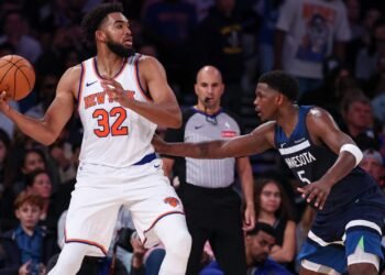 karl Anthony Towns enfrentando seu ex-companheiro de equipe, Anthony Edwards. Foto: NBA.com