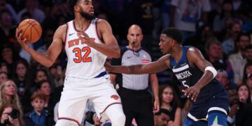 karl Anthony Towns enfrentando seu ex-companheiro de equipe, Anthony Edwards. Foto: NBA.com