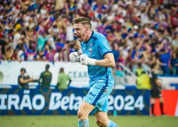 João Ricardo, goleiro do Fortaleza, comemorando gol de sua equipe sobre o Palmeiras, em 26 de junho de 2024, na Arena Castelão.