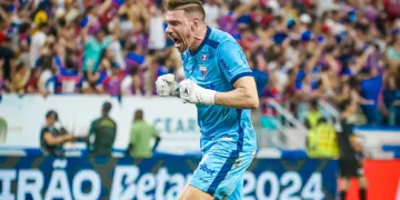João Ricardo, goleiro do Fortaleza, comemorando gol de sua equipe sobre o Palmeiras, em 26 de junho de 2024, na Arena Castelão.