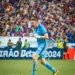 João Ricardo, goleiro do Fortaleza, comemorando gol de sua equipe sobre o Palmeiras, em 26 de junho de 2024, na Arena Castelão.