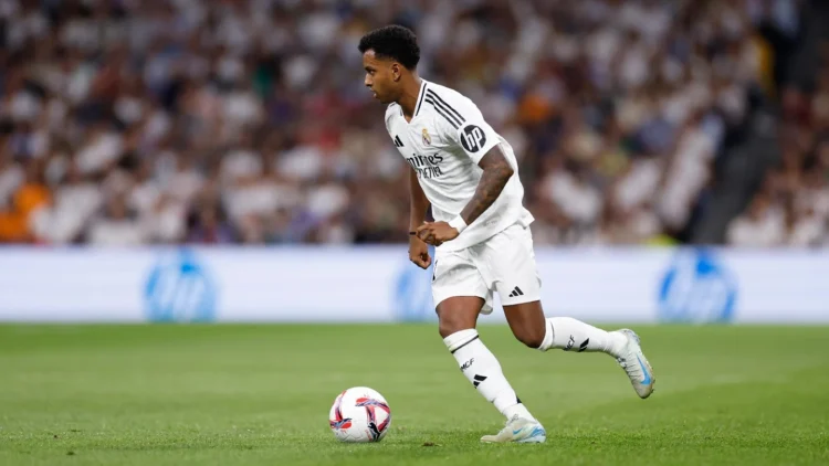 Rodrigo com o domínio da bola — Foto: laliga.com