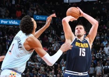 Jokic estraga aniversário de Wembanyama com atuação monstruosa e Nuggets vencem Spurs na prorrogação