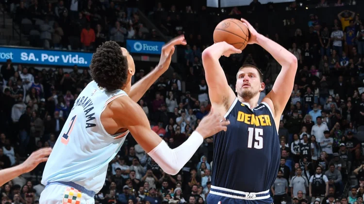 Jokic estraga aniversário de Wembanyama com atuação monstruosa e Nuggets vencem Spurs na prorrogação