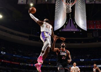 LeBron James subindo para enterrada contra Joel Embid.