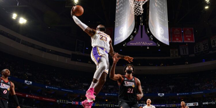 LeBron James subindo para enterrada contra Joel Embid.