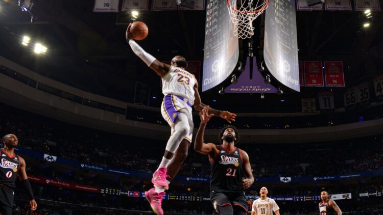 LeBron James subindo para enterrada contra Joel Embid.